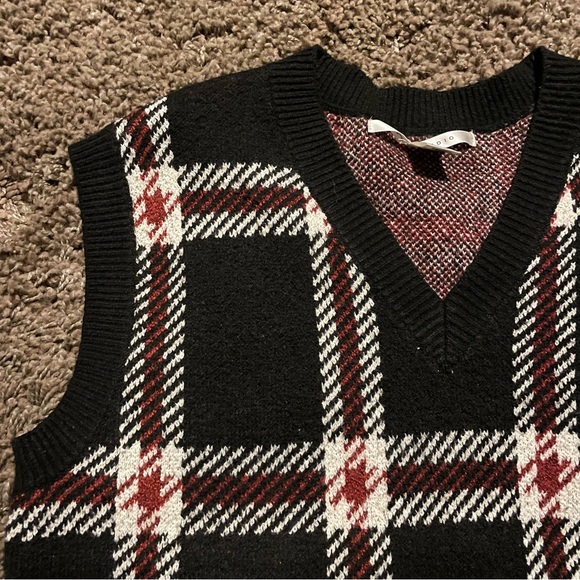 Max Studio Black and Red Sweater Vest - Picture 2 of 5